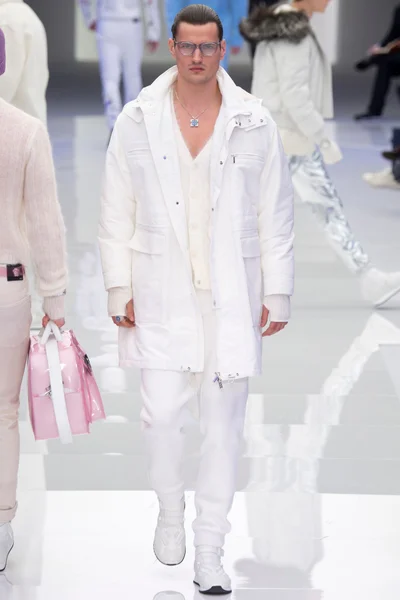 Look 18